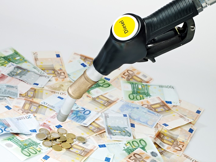 Caro carburante, nel 2023 l'Italia è tra i Paesi UE dove il pieno costa di più